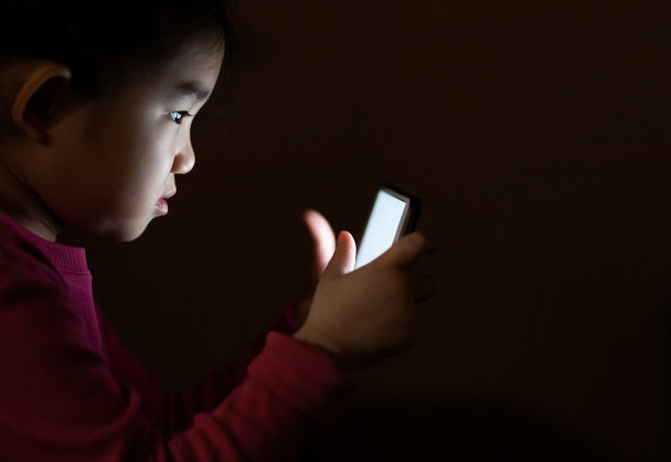 小孩玩電子產品圖片